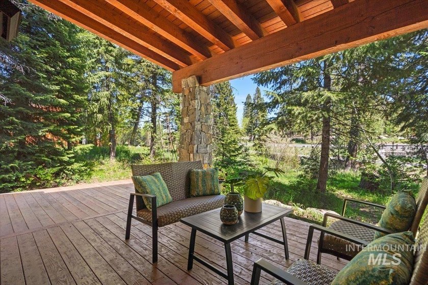Explore the pinnacle of turnkey mountain getaway living in this - photo 32