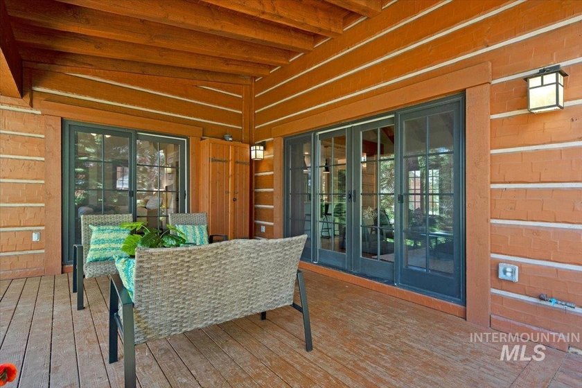 Explore the pinnacle of turnkey mountain getaway living in this - photo 35