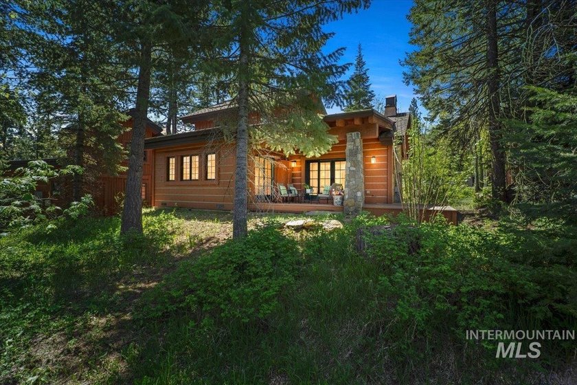 Explore the pinnacle of turnkey mountain getaway living in this - photo 36