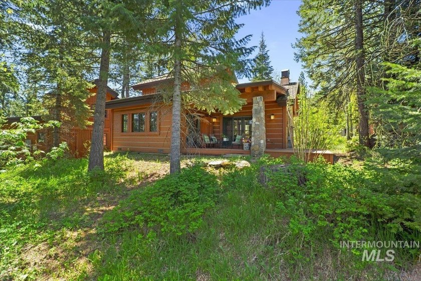 Explore the pinnacle of turnkey mountain getaway living in this - photo 37