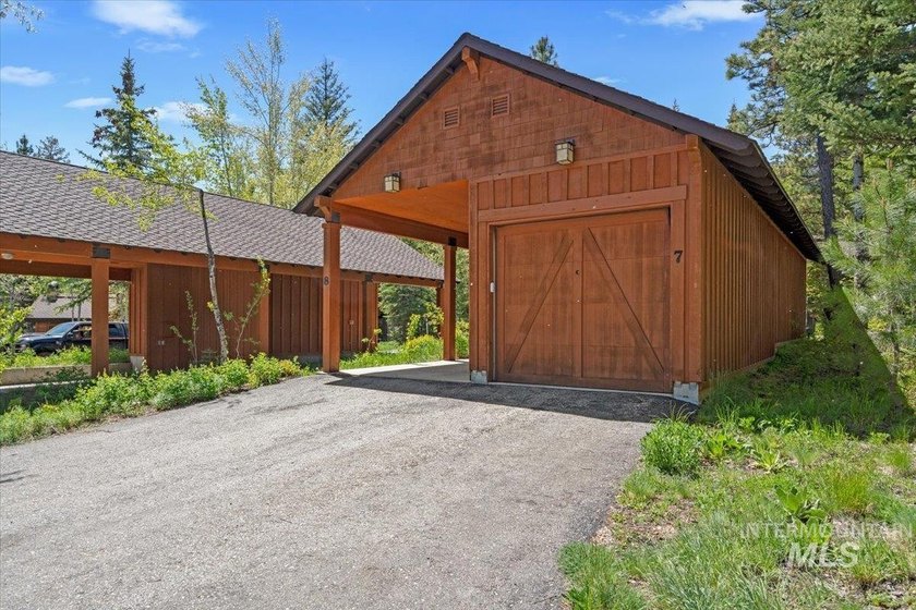 Explore the pinnacle of turnkey mountain getaway living in this - photo 38