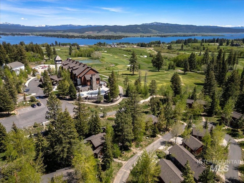 Explore the pinnacle of turnkey mountain getaway living in this - photo 41