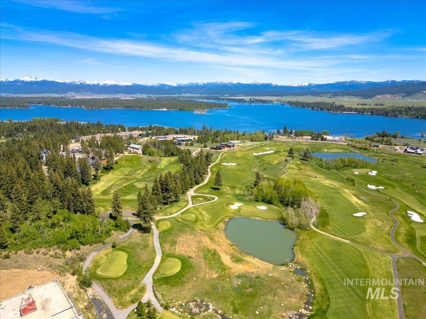 Explore the pinnacle of turnkey mountain getaway living in this - photo 46