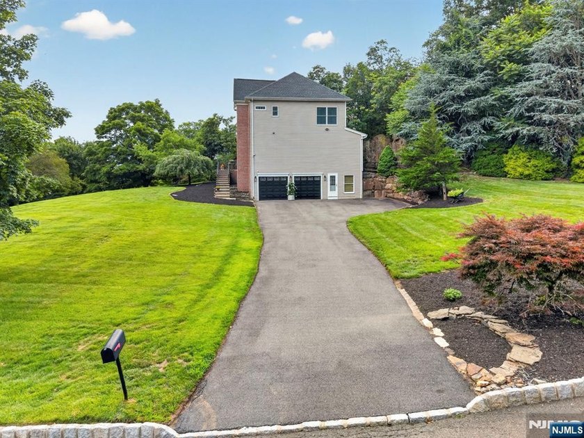 Spectacular Colonial in Sought-After Vizcaya Estates! Welcome to - photo 46