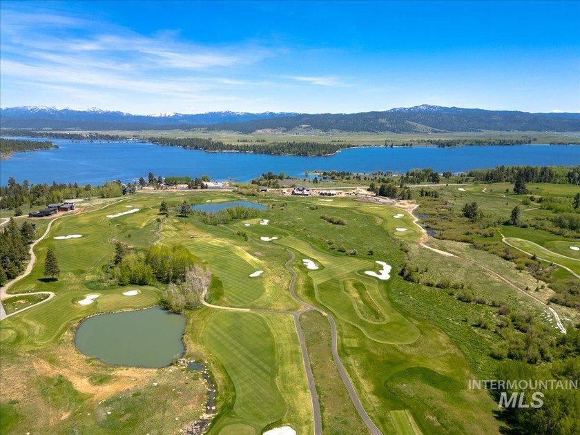 Explore the pinnacle of turnkey mountain getaway living in this - photo 47