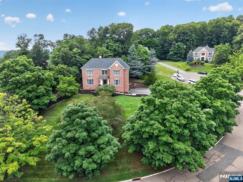 Spectacular Colonial in Sought-After Vizcaya Estates! Welcome to - photo 47