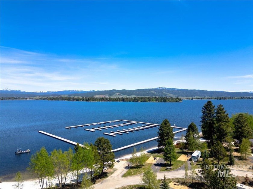 Explore the pinnacle of turnkey mountain getaway living in this - photo 49