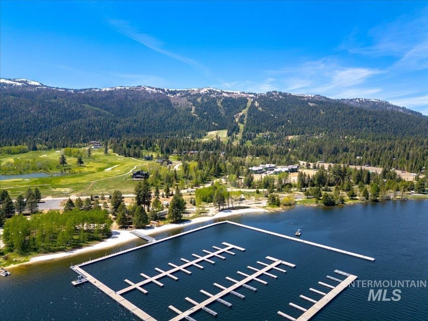 Explore the pinnacle of turnkey mountain getaway living in this - photo 50