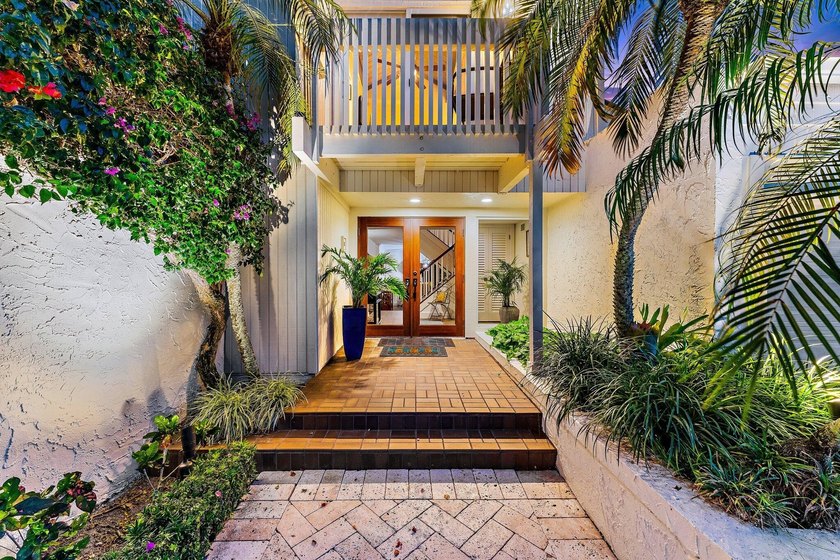 Beautifully remodeled 3 BR/3 BA home with a full 2 car garage in - photo 4