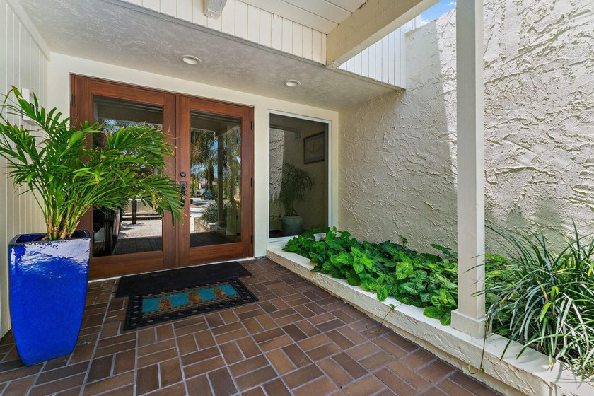 Beautifully remodeled 3 BR/3 BA home with a full 2 car garage in - photo 8