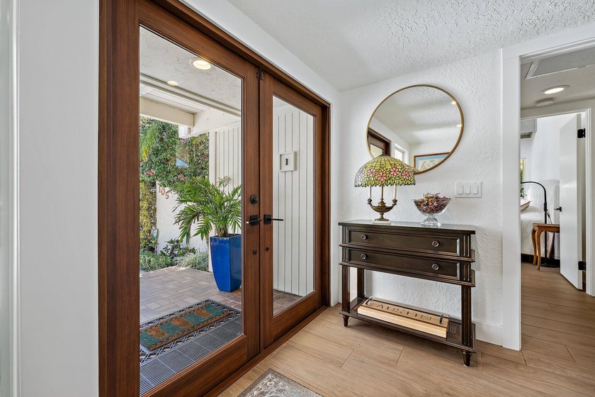 Beautifully remodeled 3 BR/3 BA home with a full 2 car garage in - photo 10