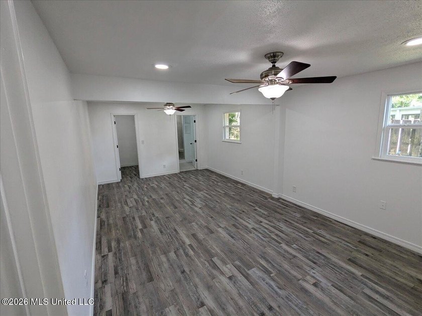 Must see! Absolutely everything in this stunning 4-bedroom - photo 11