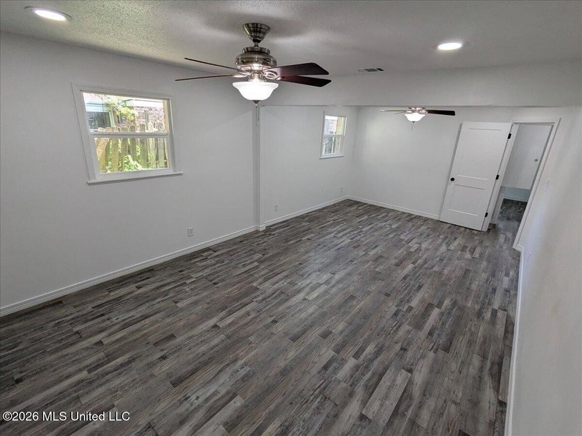 Must see! Absolutely everything in this stunning 4-bedroom - photo 12