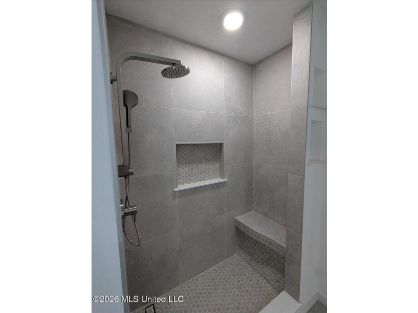 Must see! Absolutely everything in this stunning 4-bedroom - photo 14
