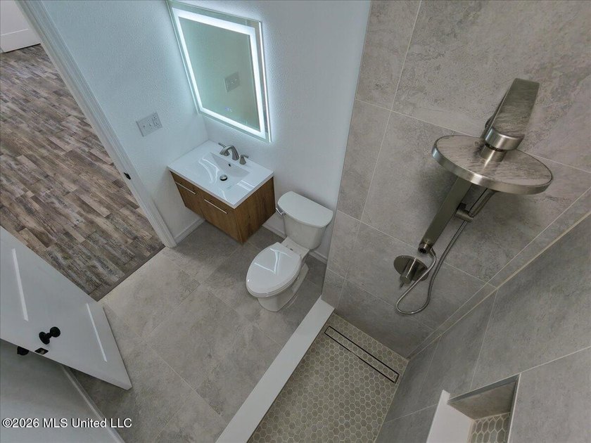 Must see! Absolutely everything in this stunning 4-bedroom - photo 15
