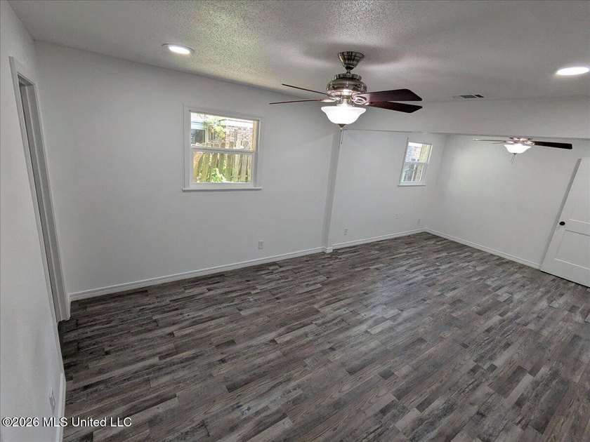 Must see! Absolutely everything in this stunning 4-bedroom - photo 16