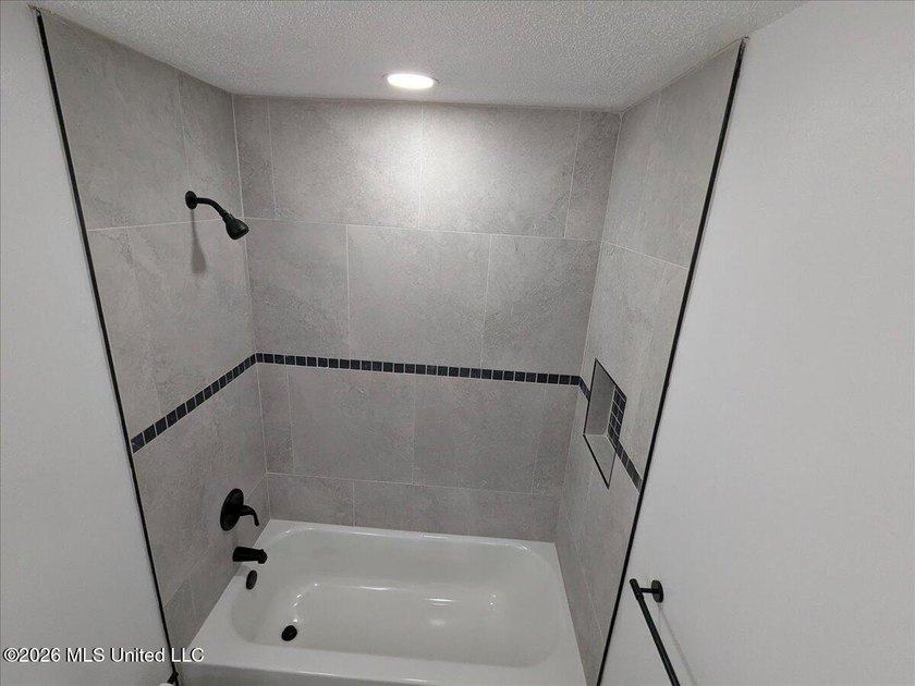 Must see! Absolutely everything in this stunning 4-bedroom - photo 18