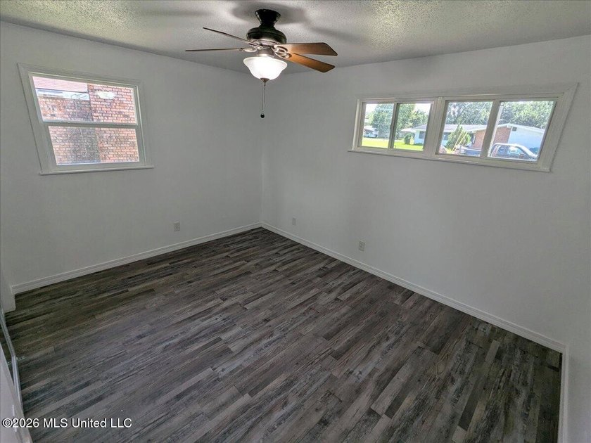 Must see! Absolutely everything in this stunning 4-bedroom - photo 20