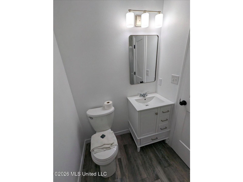 Must see! Absolutely everything in this stunning 4-bedroom - photo 21