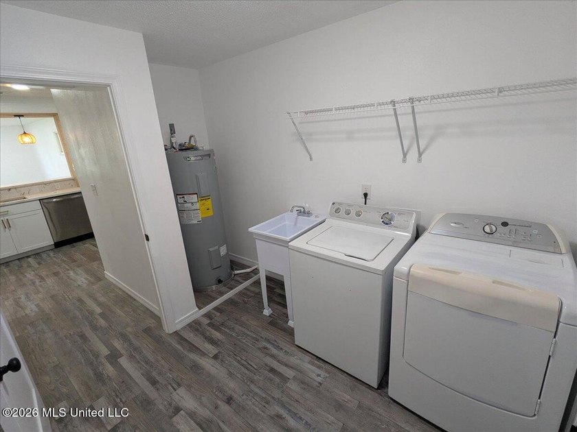 Must see! Absolutely everything in this stunning 4-bedroom - photo 22