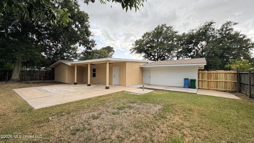 Must see! Absolutely everything in this stunning 4-bedroom - photo 25