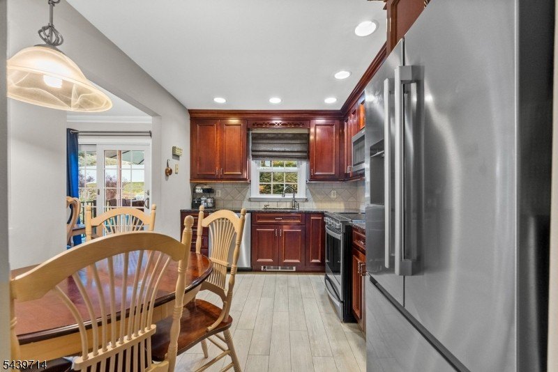 Welcome home to this beautifully maintained 4-bedroom bi-level - photo 12