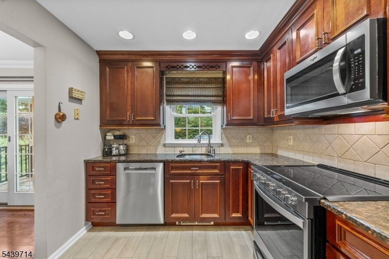 Welcome home to this beautifully maintained 4-bedroom bi-level - photo 15