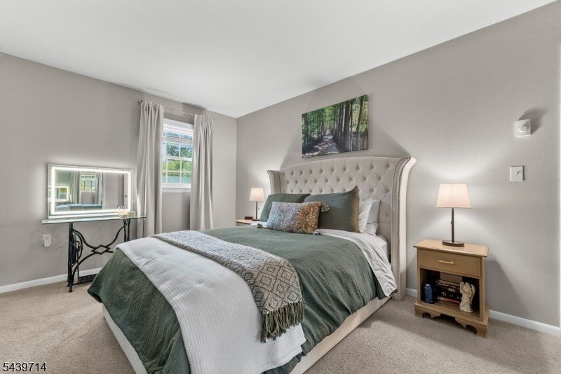 Welcome home to this beautifully maintained 4-bedroom bi-level - photo 17
