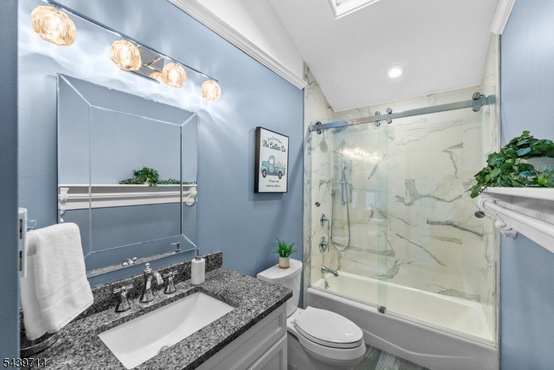 Welcome home to this beautifully maintained 4-bedroom bi-level - photo 20