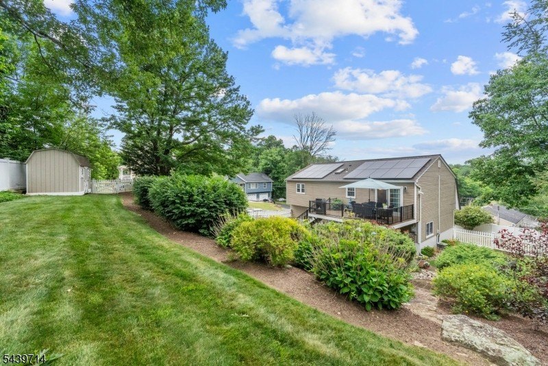 Welcome home to this beautifully maintained 4-bedroom bi-level - photo 34