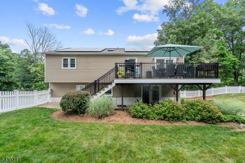 Welcome home to this beautifully maintained 4-bedroom bi-level - photo 35