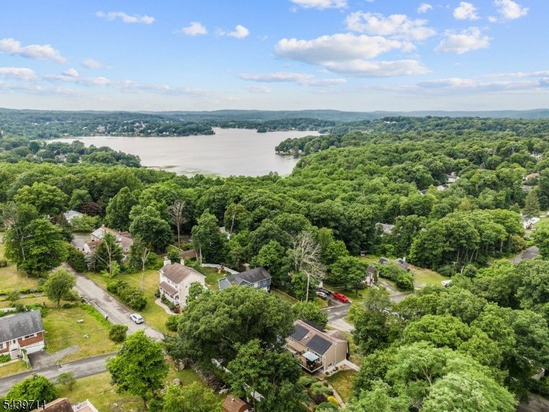 Welcome home to this beautifully maintained 4-bedroom bi-level - photo 37