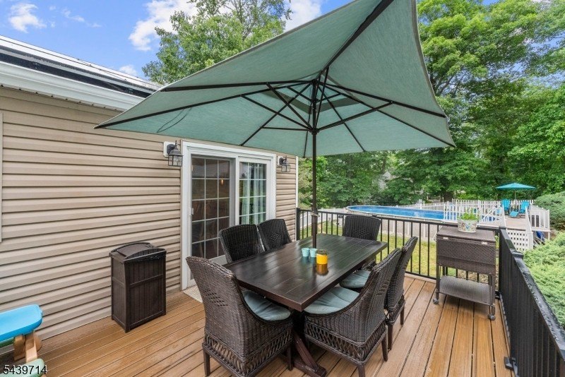 Welcome home to this beautifully maintained 4-bedroom bi-level - photo 39