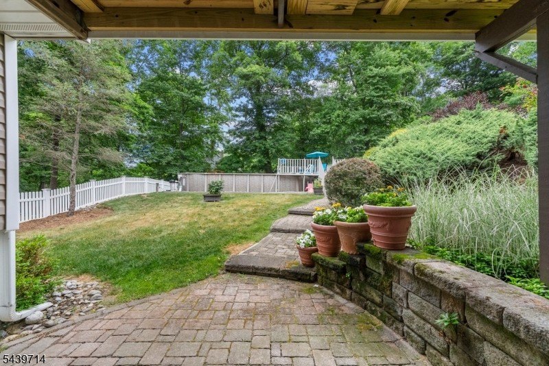 Welcome home to this beautifully maintained 4-bedroom bi-level - photo 44