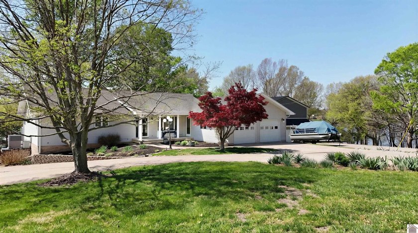 Enjoy the lake life in this 5+ bedroom (sleeps 15) 3 bath - photo 50