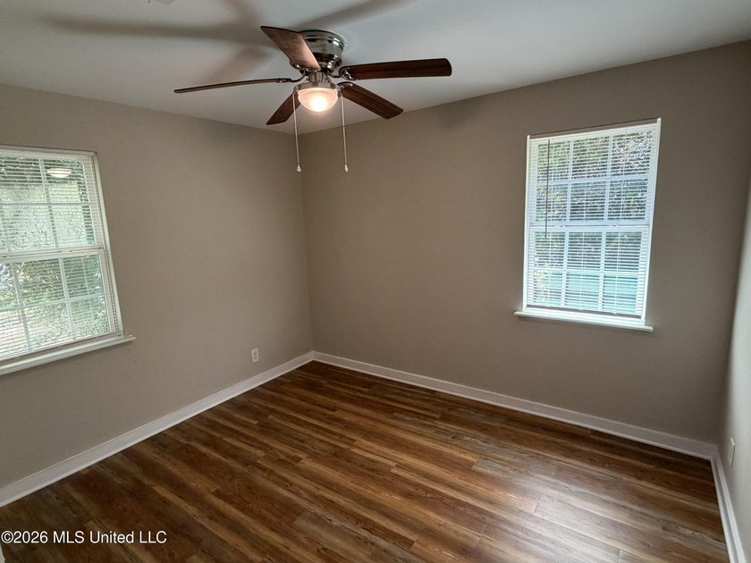 Welcome to this super charming 2 bedroom, 1 bath cottage - photo 11