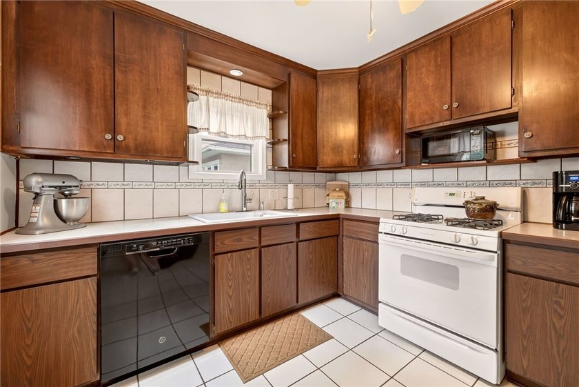 Welcome to this lovingly maintained 3-bedroom, 1.5-bath home in - photo 13