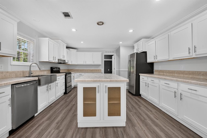 Spacious 5-bedroom, 3-bath mobile home built in 2017, offering - photo 30