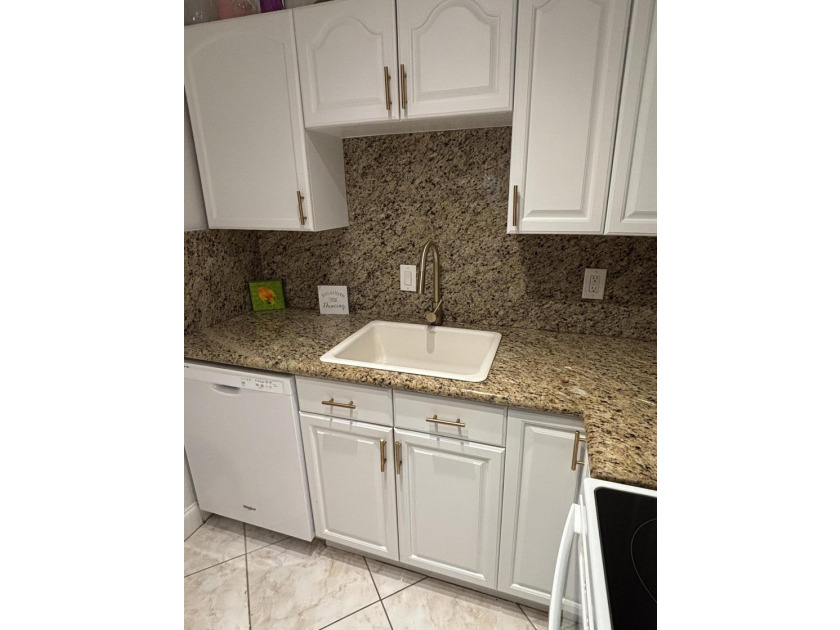 Move right in to this charming THREE bedroom condominium, in the - photo 5