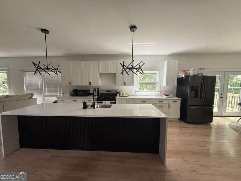 Gorgeous 4 bedroom 2.5 bath traditional style home with stunning - photo 11