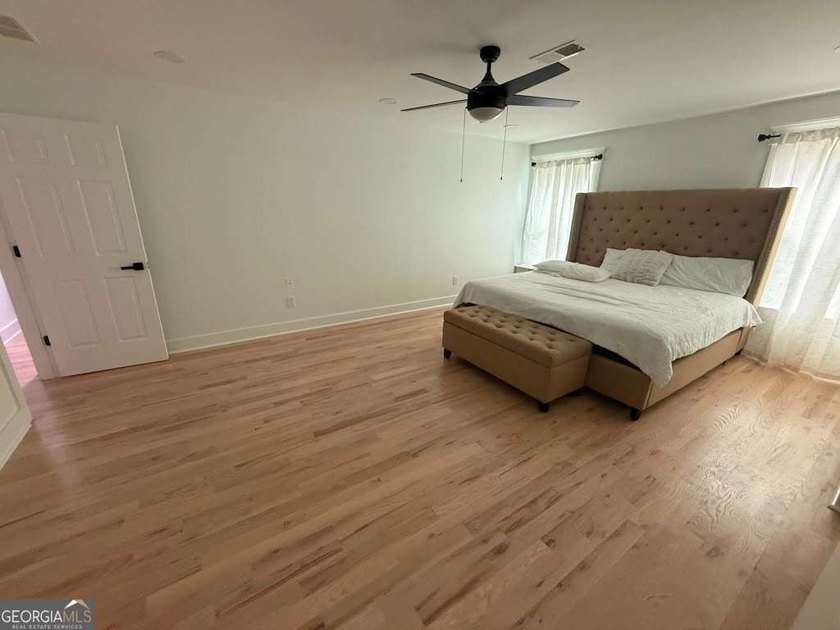 Gorgeous 4 bedroom 2.5 bath traditional style home with stunning - photo 14