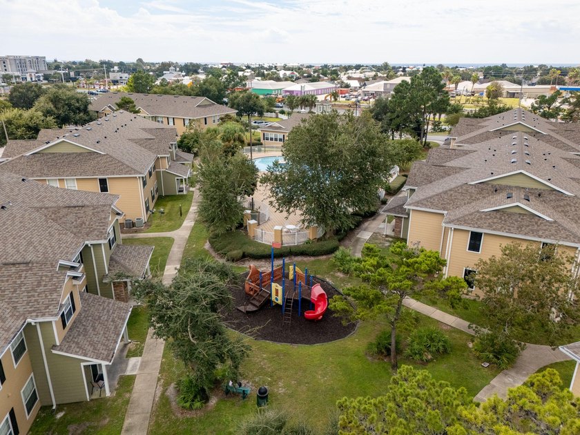 SHORT TERM RENTALS ALLOWED. Don't miss out on this freshly - photo 8