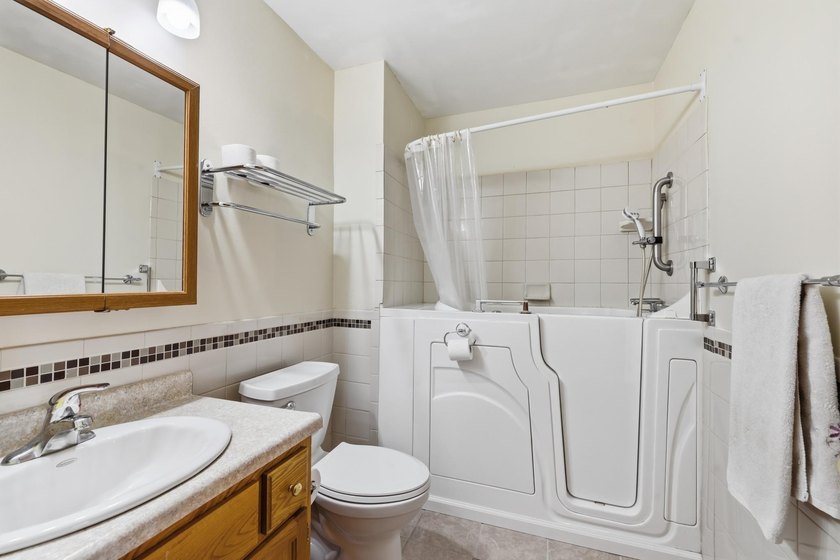 Beautiful Hugo area home now available! The home features 3 - photo 17