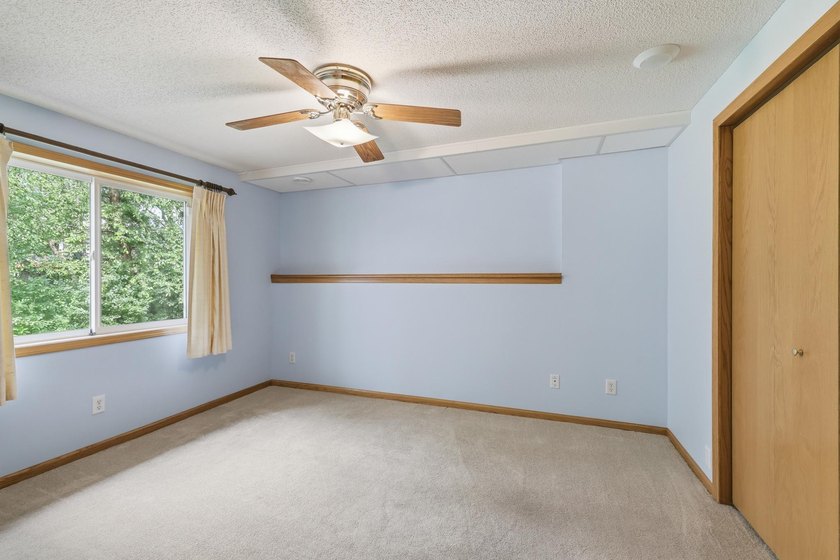 Beautiful Hugo area home now available! The home features 3 - photo 25