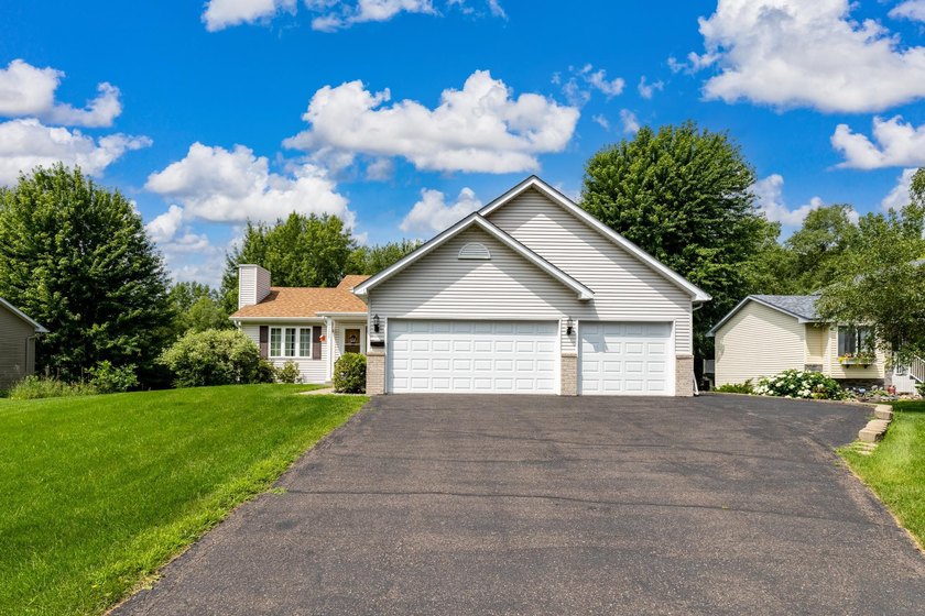Beautiful Hugo area home now available! The home features 3 - photo 35