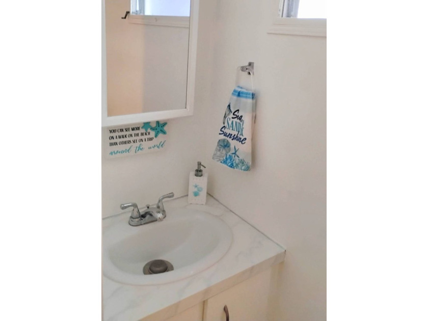 Beautiful 2 bedroom one and a half bathrooms - photo 11
