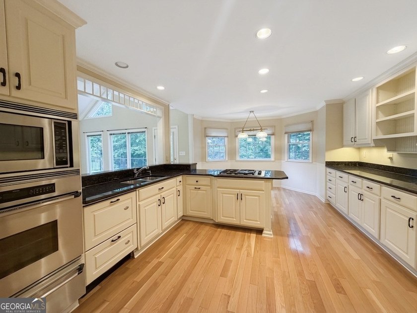 WATERFRONT RETREAT! Where a beautiful lake view and comfortable - photo 13