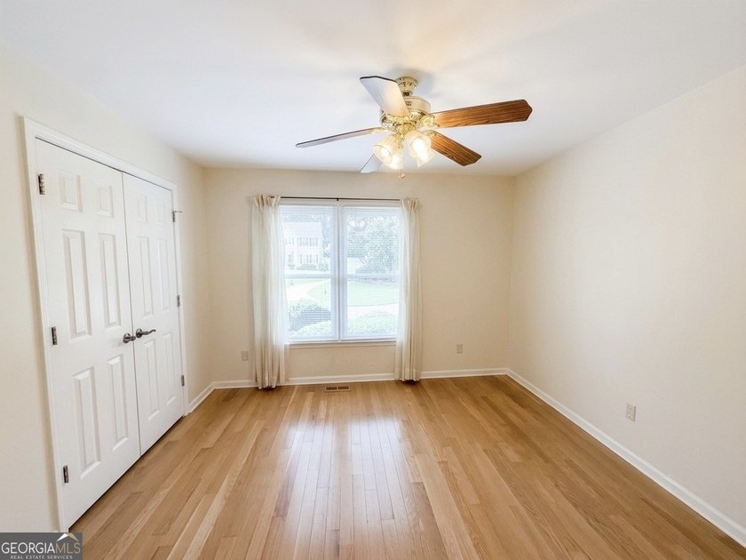 WATERFRONT RETREAT! Where a beautiful lake view and comfortable - photo 16