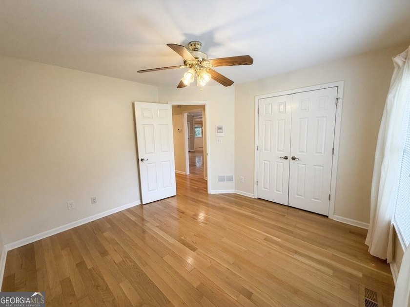 WATERFRONT RETREAT! Where a beautiful lake view and comfortable - photo 17