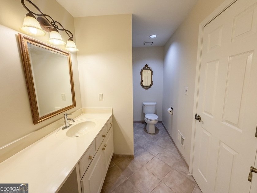 WATERFRONT RETREAT! Where a beautiful lake view and comfortable - photo 18